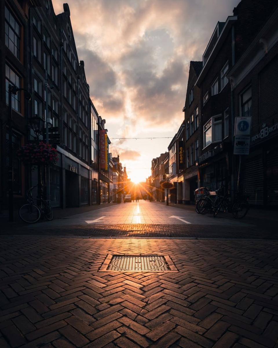 Lege straat in Alkmaar met ondergaande zon